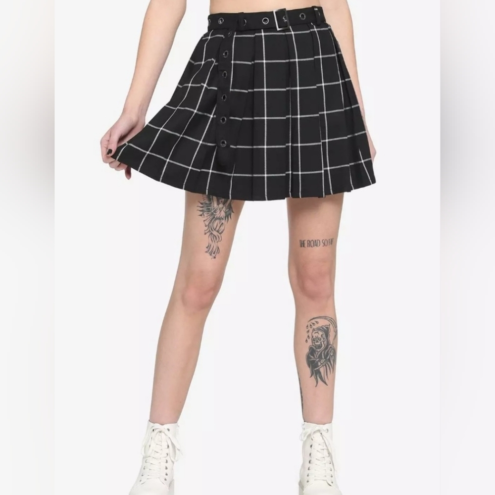 Hot Topic Black & White Plaid Pleated Skirt With Grommet Belt